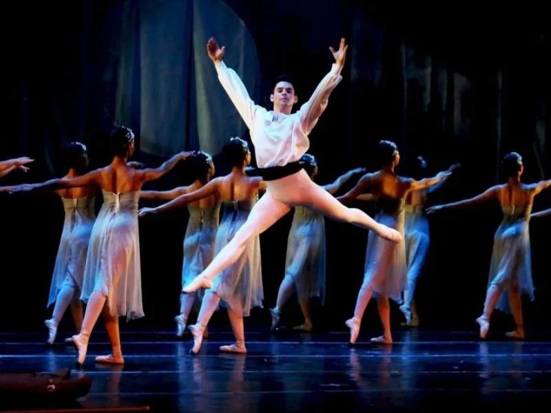 Estudiantes de diferentes edades durante una clase de danza folklórica en la Escuela Nacional de Danza Morena Celarié.