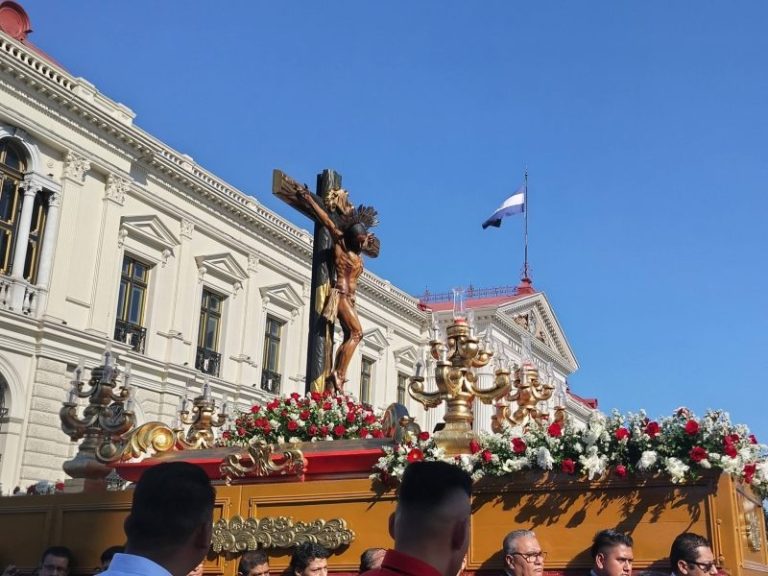 Procesión del Divino Señor del Calvario recorre el Centro de San Salvador