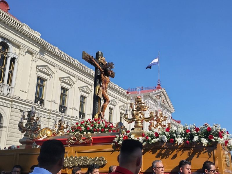 Devotos elevan oraciones y cantos durante el paso de la imagen por las inmediaciones de la Catedral Metropolitana.