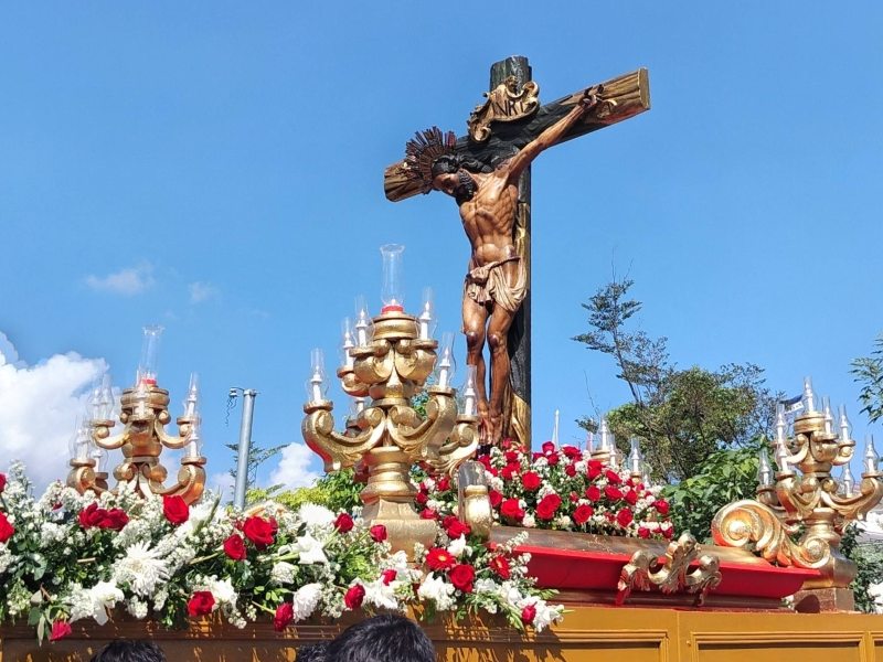 La procesión inició la mañana del domingo 25 de enero desde el templo El Calvario, punto de partida tradicional de esta actividad religiosa.