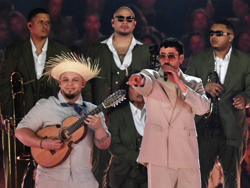 El artista puertorriqueño Bad Bunny (D.) durante concierto en Colombia el 23 de enero de 2026. / Foto AFP