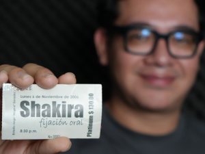 Rodrigo Vázquez sostiene el ticket número 1 del histórico concierto de Shakira en El Salvador, 2006.