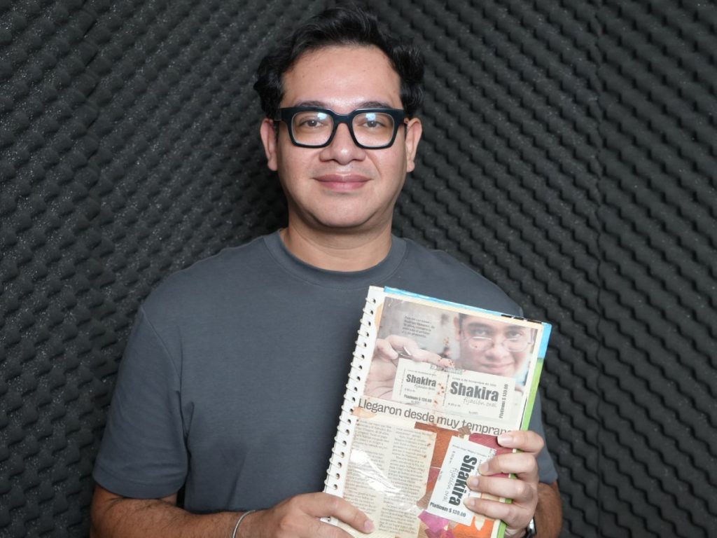 Rodrigo Vázquez muestra con orgullo su álbum con recortes de periódico y el boleto número 1 del concierto de Shakira en 2006. Fotografía/ elsalvador.com