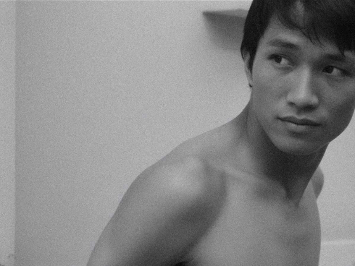 Escenas de largometrajes y cortos incluidos en Asian Avant-Garde, una selección curada que reúne miradas vanguardistas del cine asiático, disponible globalmente en MUBI con el apoyo del CHANEL Culture Fund.