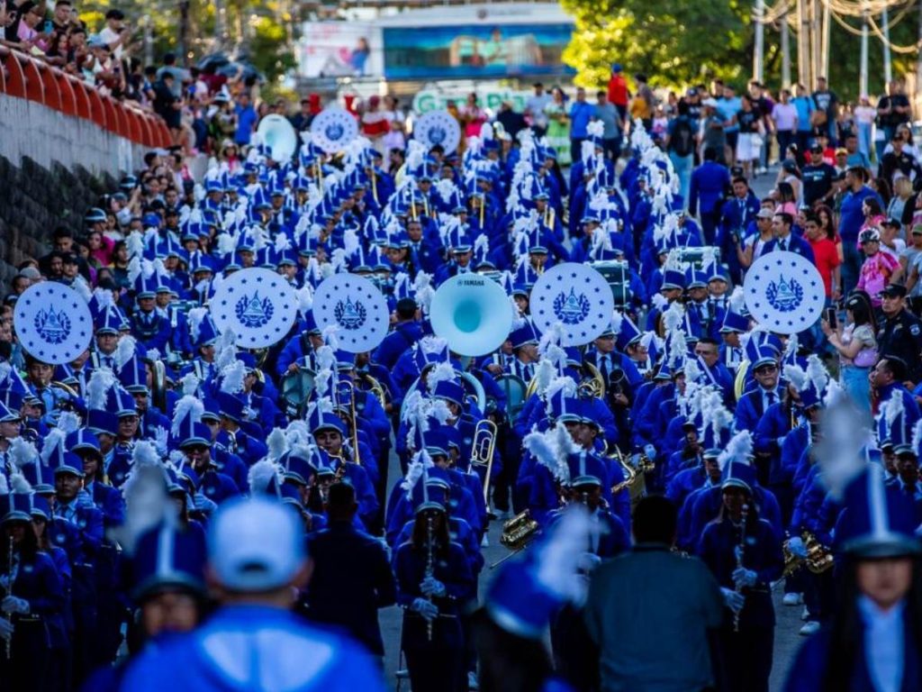 Las calles se llenaron de espectadores que disfrutaron de trompetas, tambores y flautas, mientras los participantes repartían dulces y alegría. Fotografía/ Secretaria de Prensa de El Salvador