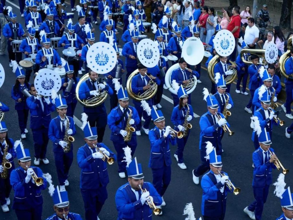 Cerca de 1,000 niños y adolescentes de todo el país desfilaron al ritmo de bandas y tambores, llevando alegría a familias y visitantes. Fotografía/ Gobierno de El Salvador