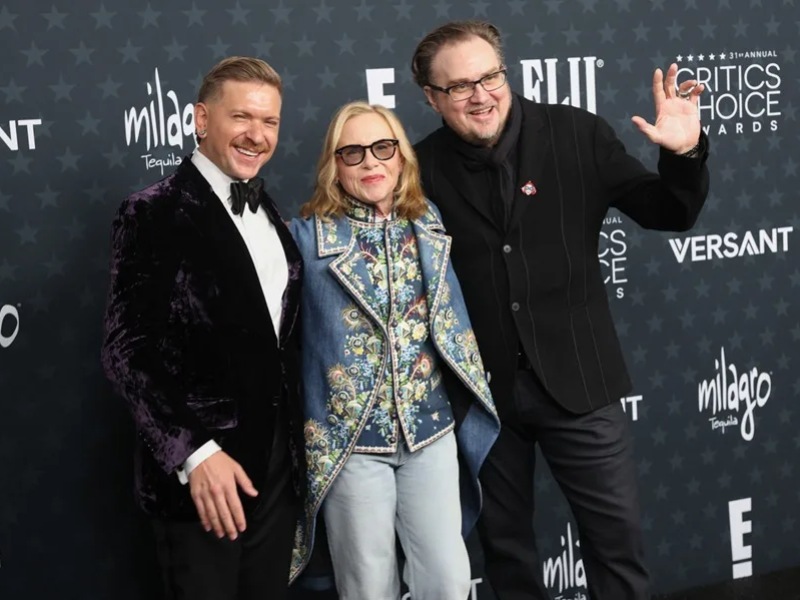 (De izquierda a derecha) Leo Satkovich, la actriz estadounidense Amy Madigan y Jason Collins asisten a la 31.ª edición de los Critics’ Choice Awards en el Barker Hangar de Santa Mónica, California, Estados Unidos.