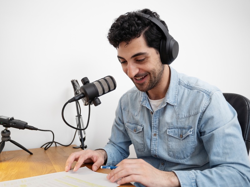 Participantes del taller anterior de pódcast durante una sesión de grabación en La Radio Tomada.