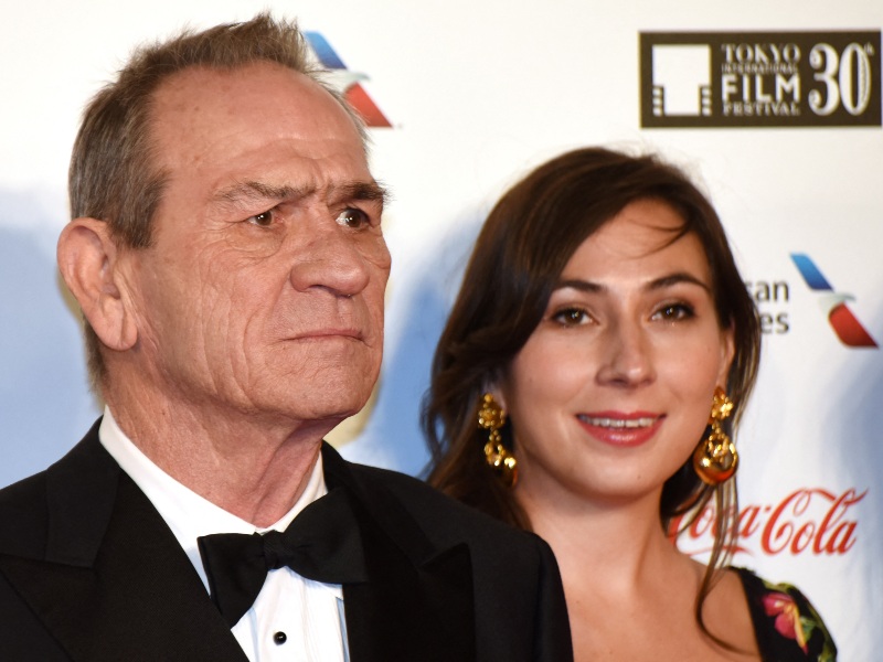 Victoria Jones junto a su padre, el actor y director Tommy Lee Jones, en una imagen de archivo tomada durante un evento público.