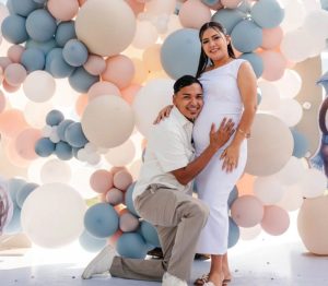 Así fue la emotiva revelación de género de los youtubers Alfredo Larín y Yudith Vargas