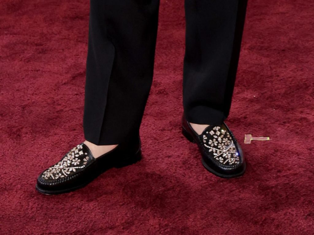 Detalle de los loafers con pedrería diseñados por la salvadoreña Vane Jiménez, elaborados completamente a mano en El Salvador.