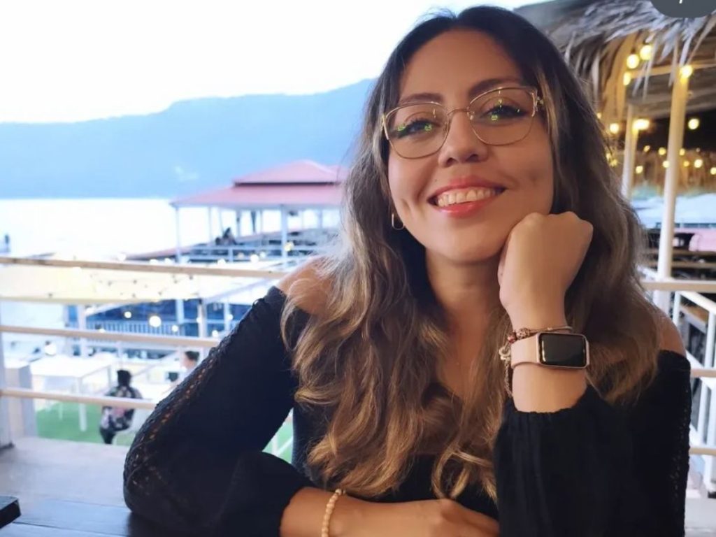 Vane Jiménez, diseñadora salvadoreña y creadora de los zapatos artesanales que Benny Blanco llevó a la alfombra roja de los Globos de Oro 2026.