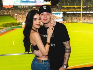 Durante una entrevista con Adela Micha, Kenia OS reveló detalles sobre el inicio de su relación con el cantante mexicano.