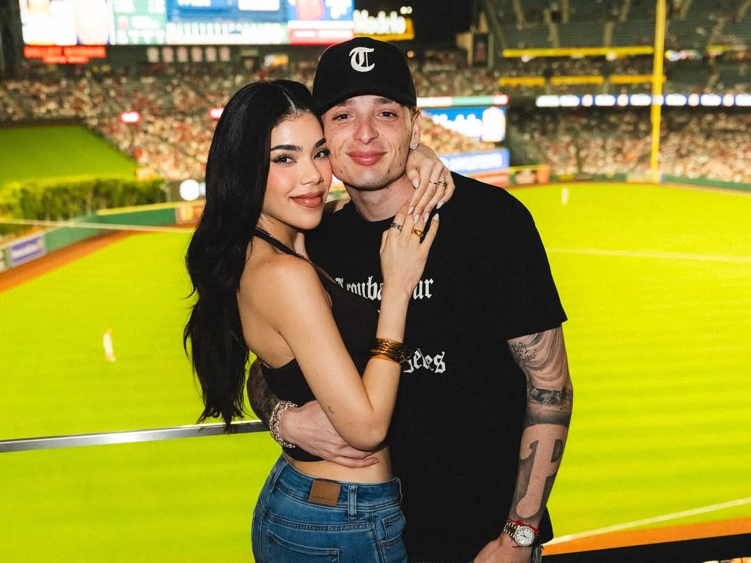 Durante una entrevista con Adela Micha, Kenia OS reveló detalles sobre el inicio de su relación con el cantante mexicano.