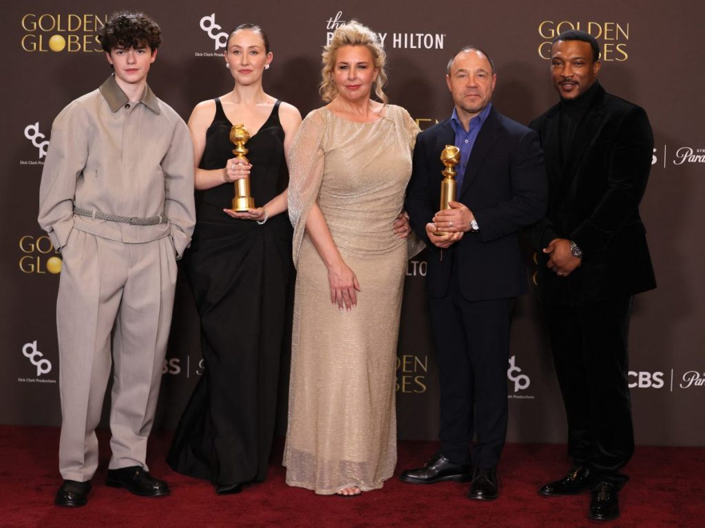 El actor británico Owen Cooper, la actriz británica Erin Doherty, la actriz británica Hannah Walters, el actor británico Stephen Graham y el actor británico Ashley Walters, ganadores del premio a la mejor miniserie de televisión, serie antológica o película hecha para televisión por "Adolescentes"