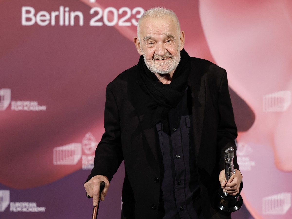 El cineasta húngaro Béla Tarr, referente del cine de autor europeo, falleció a los 70 años tras una larga enfermedad.