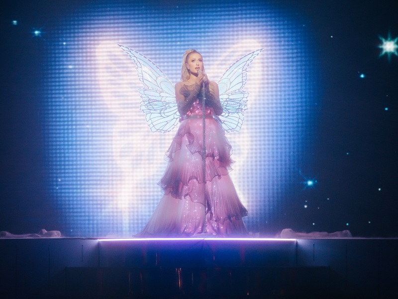 La artista y empresaria Paris Hilton en una escena de Infinite Icon, producción documental centrada en su historia personal y musical.