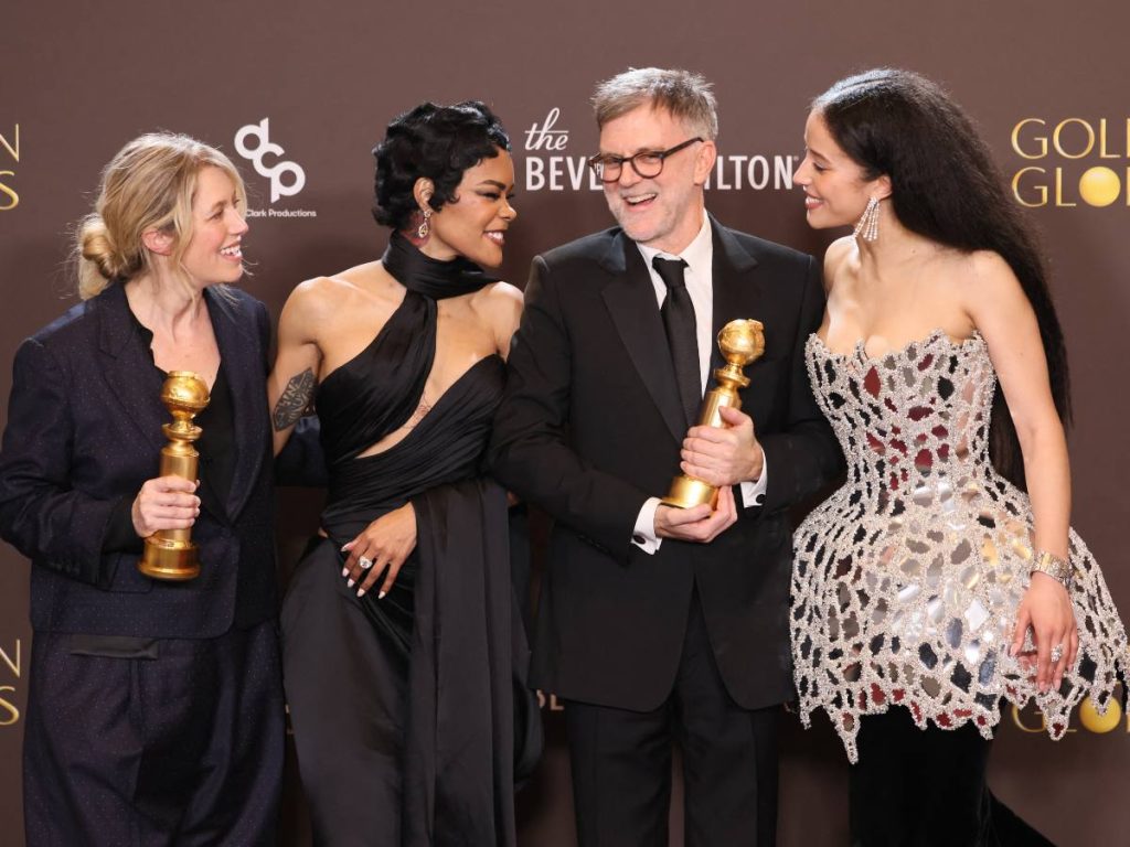 La productora de cine estadounidense Sara Murphy, la actriz estadounidense Teyana Taylor, el cineasta estadounidense Paul Thomas Anderson y la actriz estadounidense Chase Infiniti, ganadores del premio a la Mejor Película - Musical o Comedia por "One Battle After Another", posan en la sala de prensa.