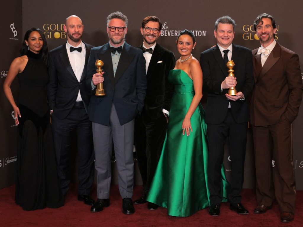 La actriz estadounidense Frida Pérez, el productor canadiense Evan Goldberg, el productor canadiense Seth Rogen, el productor estadounidense Peter Huyck, la actriz estadounidense Chase Sui Wonders, el guionista Alex Gregory y el productor James Weaver, ganadores del premio a la Mejor Serie de Televisión - Musical o Comedia por "The Studio"