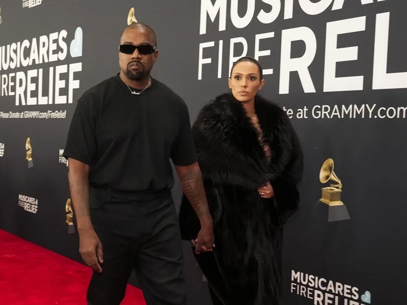 Fotografía de archivo del cantante Kanye West (i), ahora conocido como Ye, junto a su esposa, Bianca Censori (d).