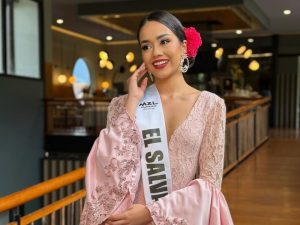 La reina salvadoreña forma parte de las actividades oficiales en Manizales, Colombia.