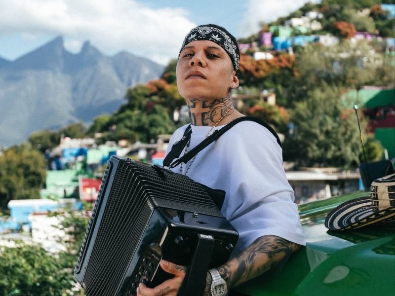 Santa Fe Klan aportará su estilo urbano a la canción mundialista, representando a una nueva generación de artistas mexicanos.