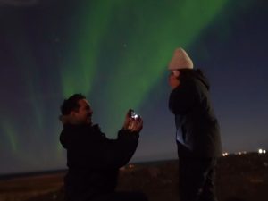El youtuber salvadoreño Tío Frank compartió en un video el storytime de cómo le pidió matrimonio a Sofi durante un viaje a Islandia.