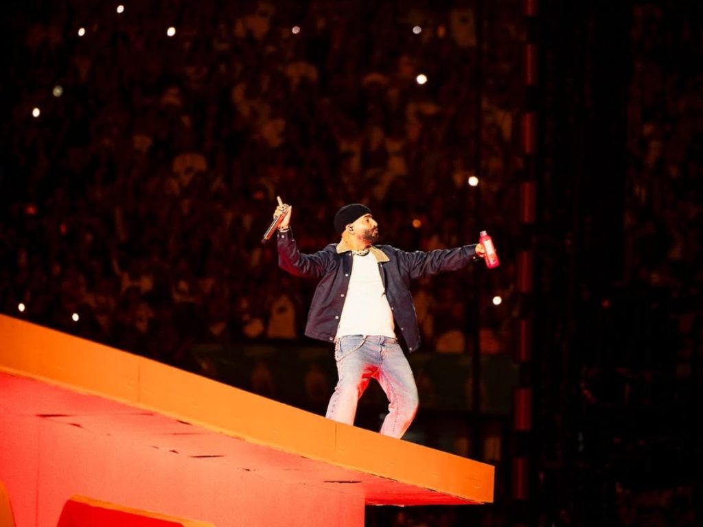 Arcángel se adueñó del escenario durante la segunda fecha, donde interpretó una serie de clásicos del reguetón tras cantar junto a Bad Bunny La Jumpa y Tú no vive así. Fotografía/ X