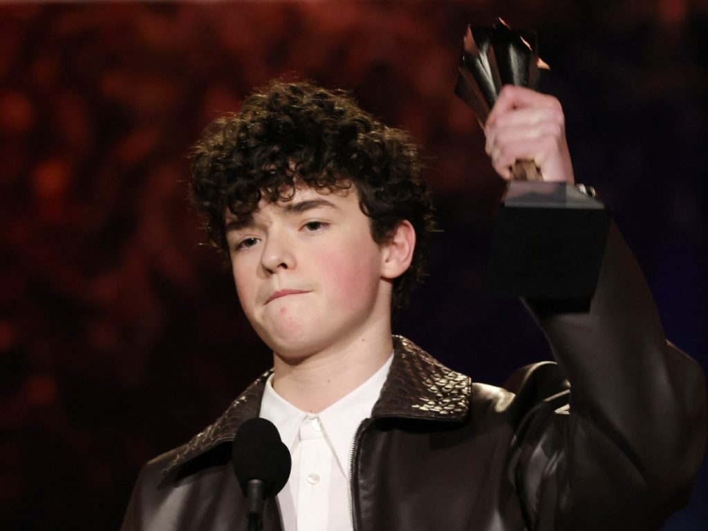 Owen Cooper, con solo 16 años, ya hizo historia en la temporada de premios tras ganar el Emmy, el Critics’ Choice Award y el Globo de Oro por Adolescence. Fotografía/ AFP