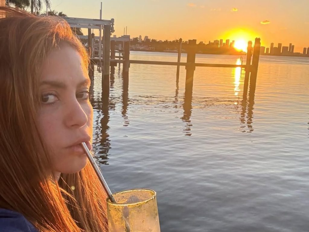Shakira presume su belleza al natural, sonriendo frente al atardecer y marcando el inicio de del 2026. Fotografía/ Instagram