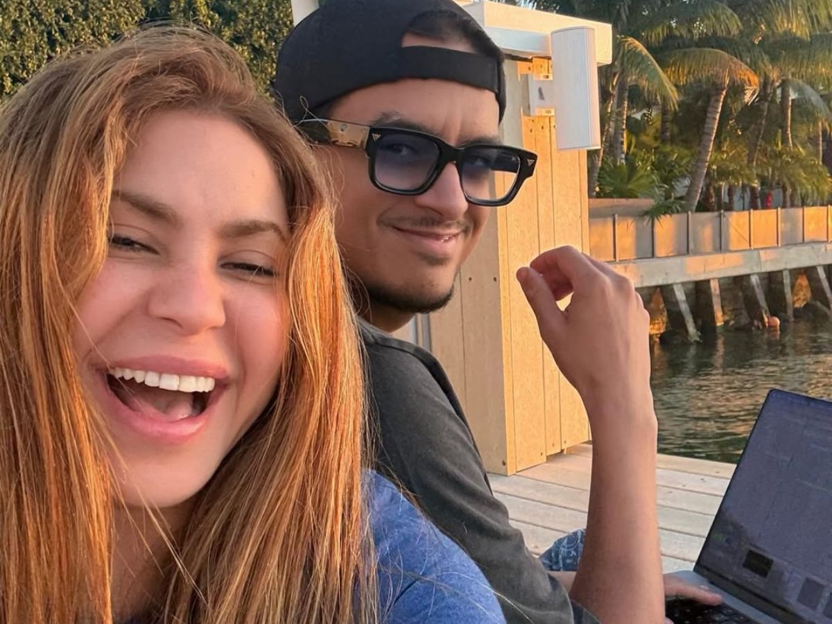 Shakira reaparece en redes junto al productor AC y enciende rumores de nueva música para el 2026.