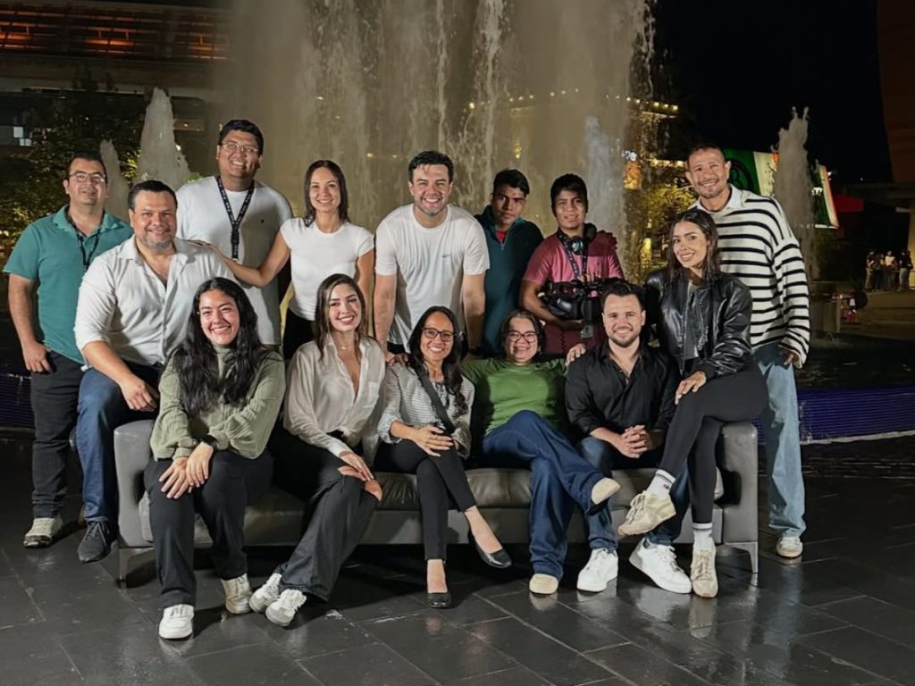 A pesar del frío de la noche, el equipo de Viva la Mañana se metió en la piel de Friends y revivió recuerdos que tocaron el corazón de sus seguidores. Fotografía/ Instagram Viva La Mañana