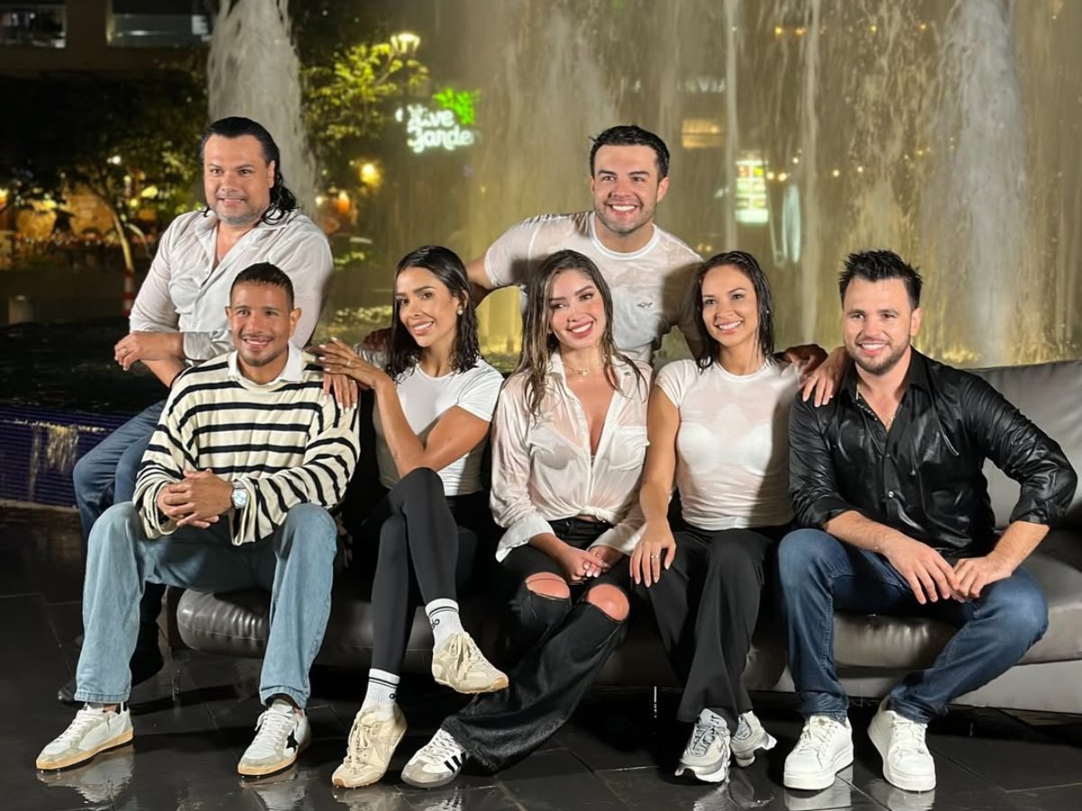 Los hosts de Viva la Mañana recrearon la icónica introducción de Friends en una fuente de San Salvador, regalando un momento lleno de nostalgia a la audiencia. Fotografía/ Instagram Viva La Mañana