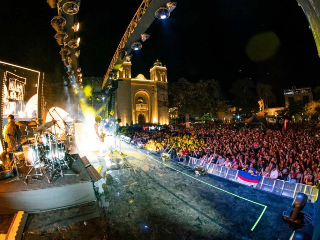 Mike Bahía en El Salvador