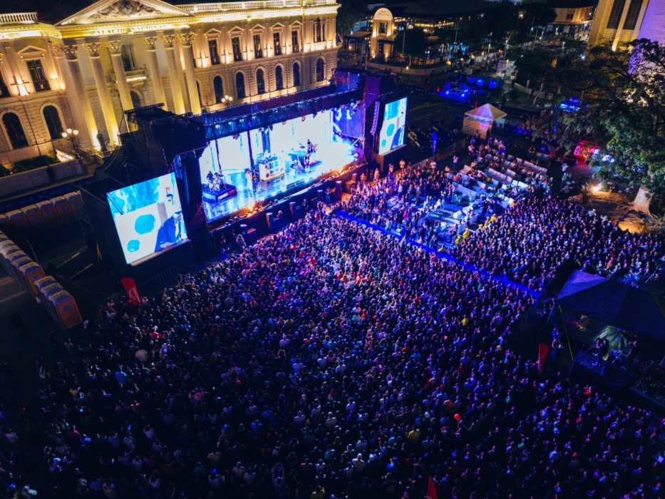 Mike Bahía fue el encargado de poner la música en la inauguración del Tour El Salvador 2026 en el Centro Histórico de San Salvador. Foto: Cortesía Ministerio de Obras Públicas