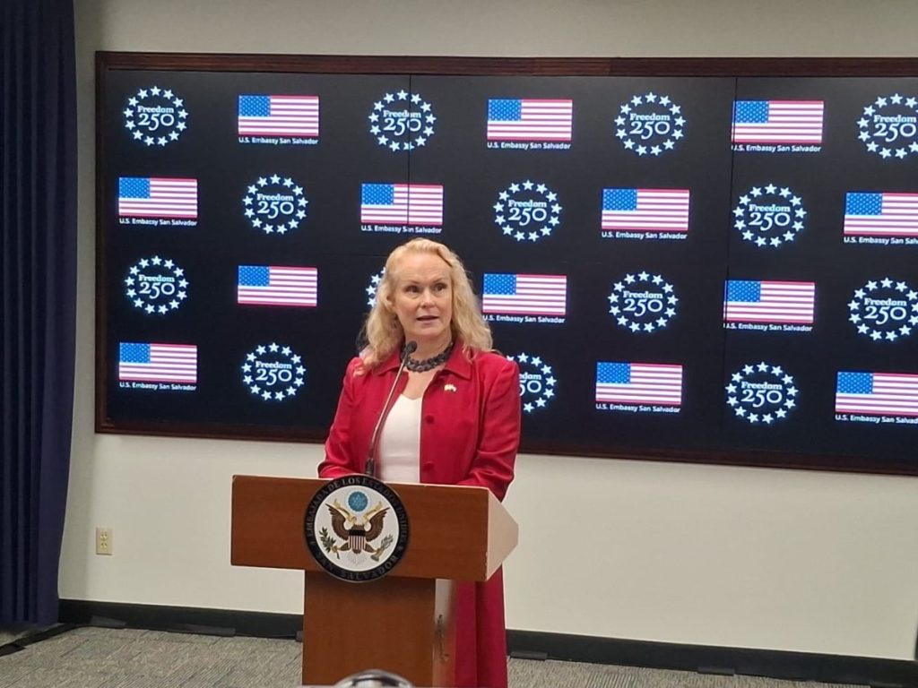 Naomi Fellows, Encargada de Negocios de la Embajada de Estados Unidos en El Salvador, durante el anuncio del concierto que inaugura la campaña Freedom 250. Fotografía/ elsalvador.com