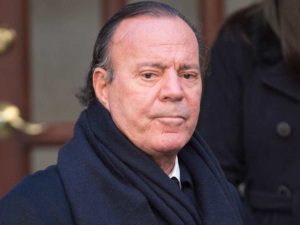 Julio Iglesias bajo investigación en España, estos son los señalamientos en su contra