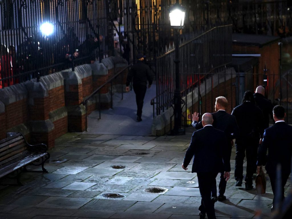 El príncipe Harry de Gran Bretaña, duque de Sussex, saluda al retirarse de los Tribunales Reales de Justicia, el Tribunal Superior británico, en Londres, el 19 de enero de 2026, al finalizar el primer día del juicio de su caso contra un importante grupo periodístico del Reino Unido. Fotografía/ AFP