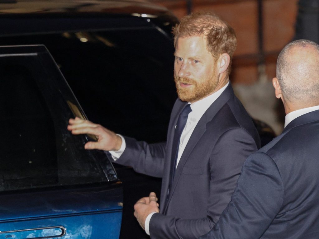 La presunta recopilación ilegal de información por parte de dos periódicos del Reino Unido volvió al príncipe Harry “paranoico más allá de lo imaginable” y dejó a Elton John sintiéndose “violentado”, declararon ambos al abrirse el lunes una demanda conjunta en el Tribunal Superior. Fotografía/ AFP