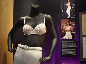 Vestido de la fallecida cantante Selena Quintanilla en la muestra *Selena: De Texas al Mundo*, presentada en el Museo del Grammy de Los Ángeles.