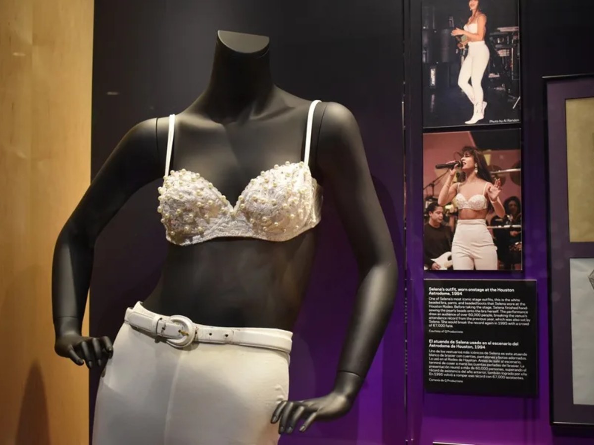 Vestido de la fallecida cantante Selena Quintanilla en la muestra *Selena: De Texas al Mundo*, presentada en el Museo del Grammy de Los Ángeles.