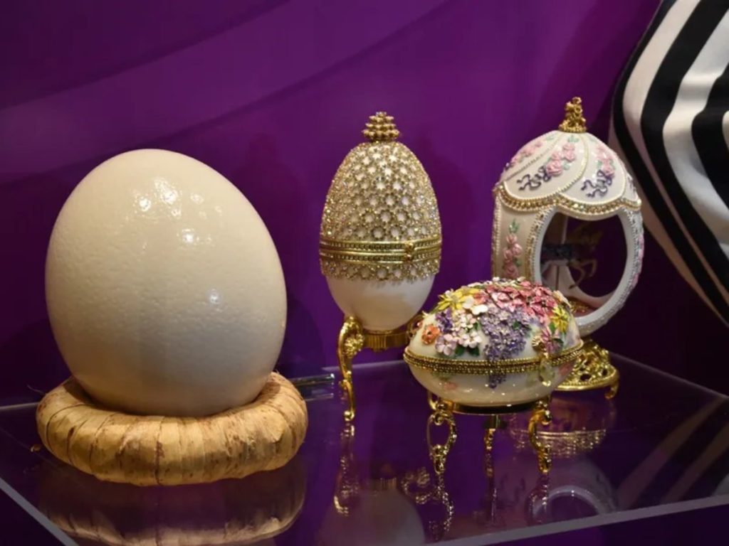 Objetos de la fallecida cantante Selena Quintanilla exhibidos en la muestra Selena: De Texas al Mundo, en el Museo del Grammy de Los Ángeles. 