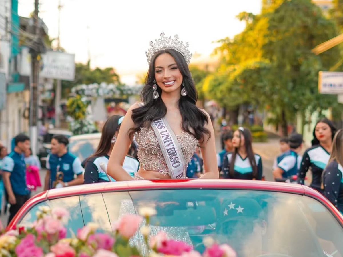 Giulia Zanoni, Miss Universo El Salvador 2025, recorre Cojutepeque en un convertible rojo y conquista al público durante las fiestas patronales.