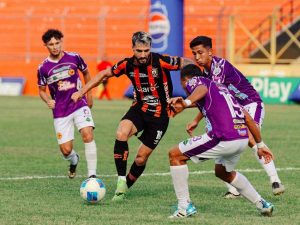 Águila golea 4-1 a Platense y se declara listo para el clásico