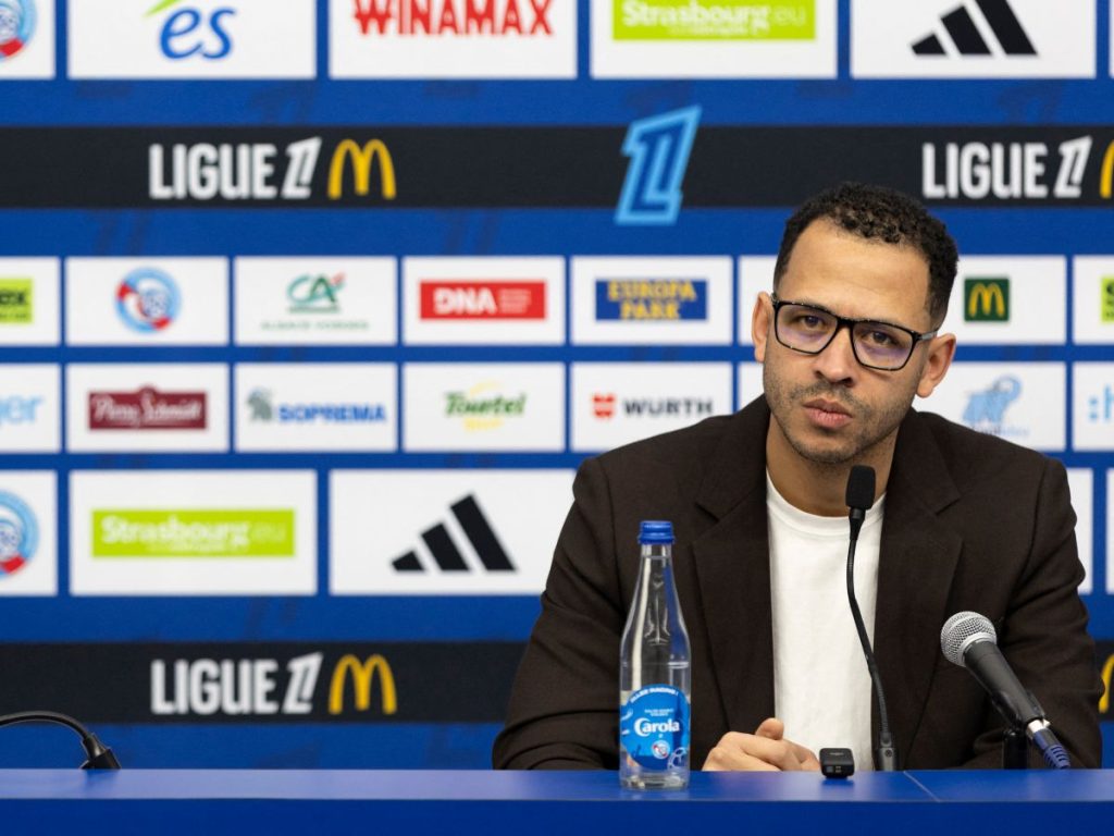 El entrenador británico del Estrasburgo, Liam Rosenior, se dirige a los medios durante una conferencia de prensa en el Stade de la Meinau en Estrasburgo, este de Francia, el 6 de enero de 2026.