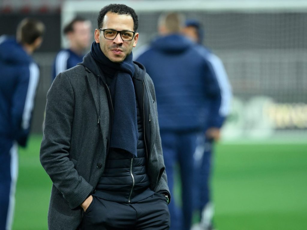 El entrenador británico del Estrasburgo, Liam Rosenior, observa antes del partido de la primera división francesa entre el OGC Nice y el RC Estrasburgo Alsacia, en el estadio Allianz Riviera de Niza, sureste de Francia, el 3 de enero de 2026. 