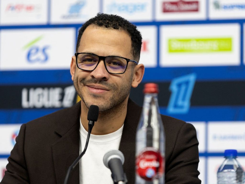 El entrenador del Estrasburgo, Liam Rosenior, anunció el 6 de enero de 2026 que había llegado a un "acuerdo verbal" para unirse al Chelsea.