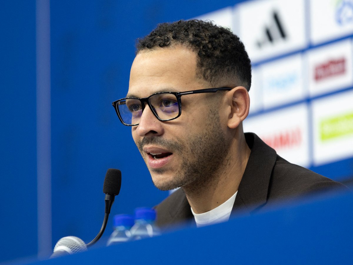 El entrenador británico del Estrasburgo, Liam Rosenior, se dirige a los medios durante una conferencia de prensa en el Stade de la Meinau en Estrasburgo, este de Francia, el 6 de enero de 2026.