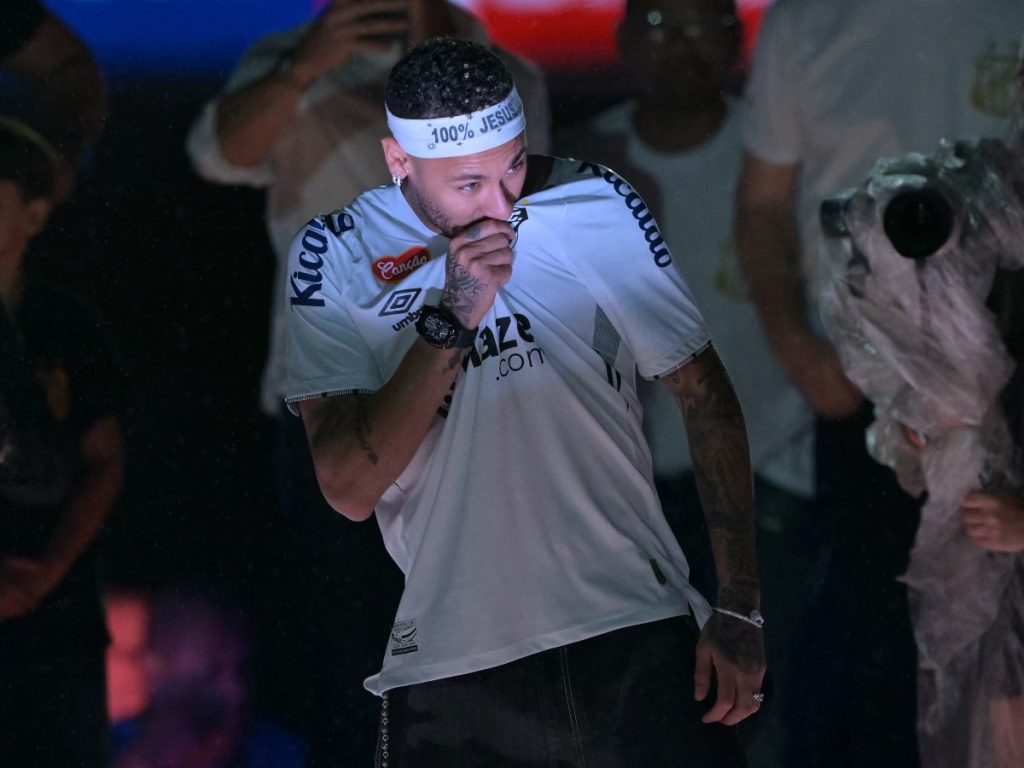 La estrella del fútbol brasileño Neymar besa su camiseta del Santos durante su presentación como nuevo jugador del equipo de fútbol Santos en el Estadio Urbano Caldeira en Santos, estado de Sao Paulo, Brasil, el 31 de enero de 2025.