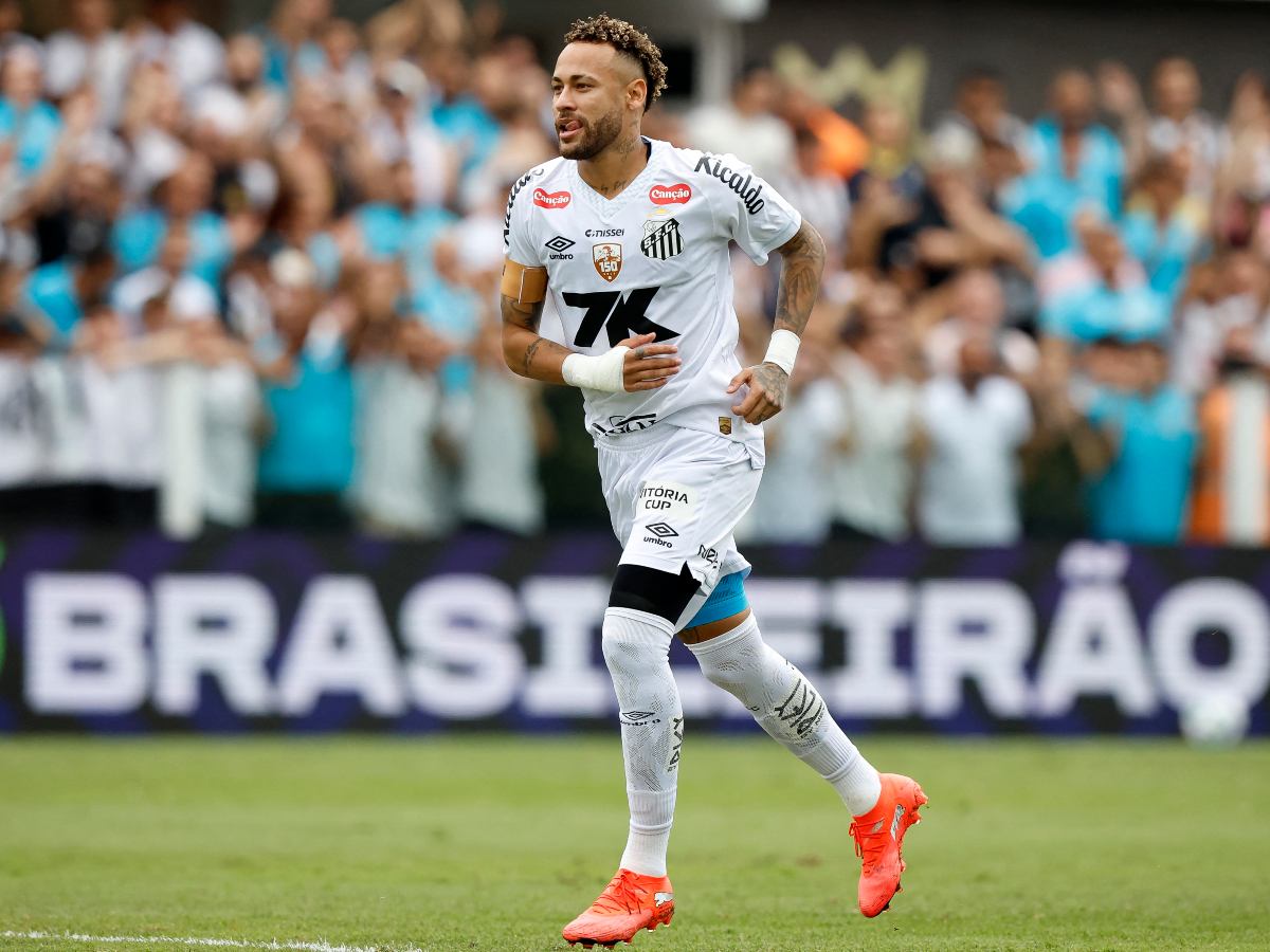 Neymar anunció oficialmente su renovación con Santos hasta el 31 de diciembre de 2026, en un emotivo video donde afirmó: “Santos es mi lugar.